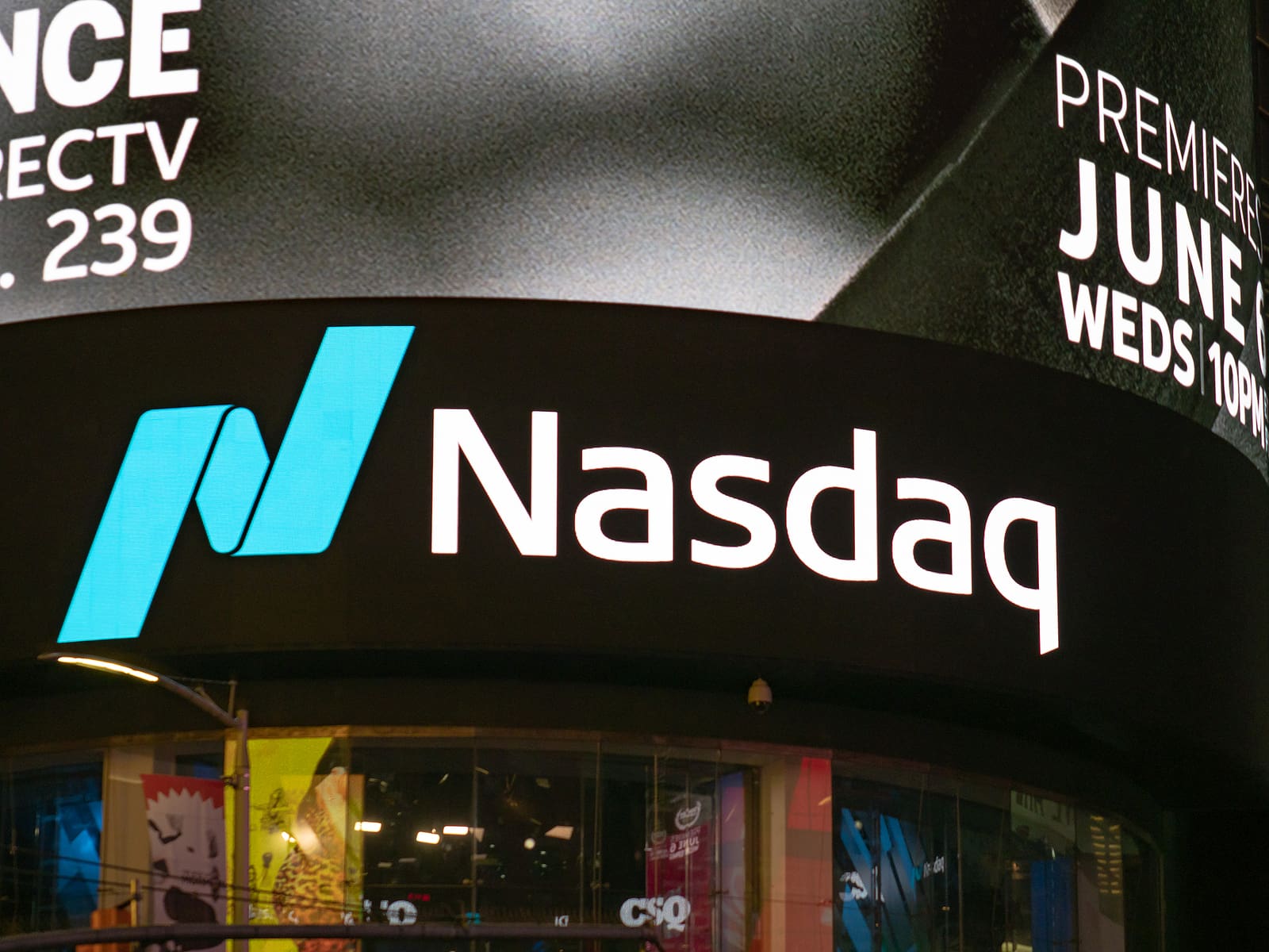The NASDAQ 100 and NASDAQ Composite Guide 2 The NASDAQ 100 and NASDAQ Composite Guide